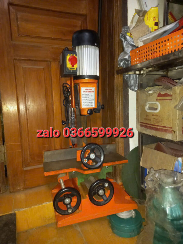 Máy đục mộng vuông chuyên dụng cho xưởng mộc, gia công mộng gỗ nhanh chóng, chính xác, nâng cao năng suất sản xuất nội thất và cửa gỗ.