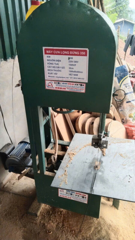 Máy cưa lọng đứng 350 cắt gỗ dày tới 300mm, vận hành ổn định, độ chính xác cao. Phù hợp xưởng mộc, xưởng nội thất. Báo giá tốt tại Quỳnh Anh.
