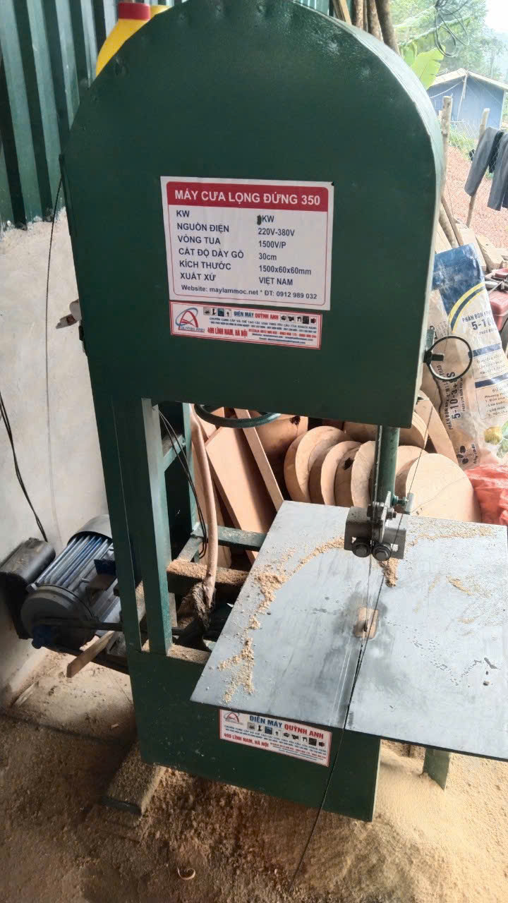 Máy Cưa Lọng Đứng 350 Chính Hãng | Cắt Gỗ Dày 300mm Máy cưa lọng đứng 350 cắt gỗ dày tới 300mm, vận hành ổn định, độ chính xác cao. Phù hợp xưởng mộc, xưởng nội thất. Báo giá tốt tại Quỳnh Anh.